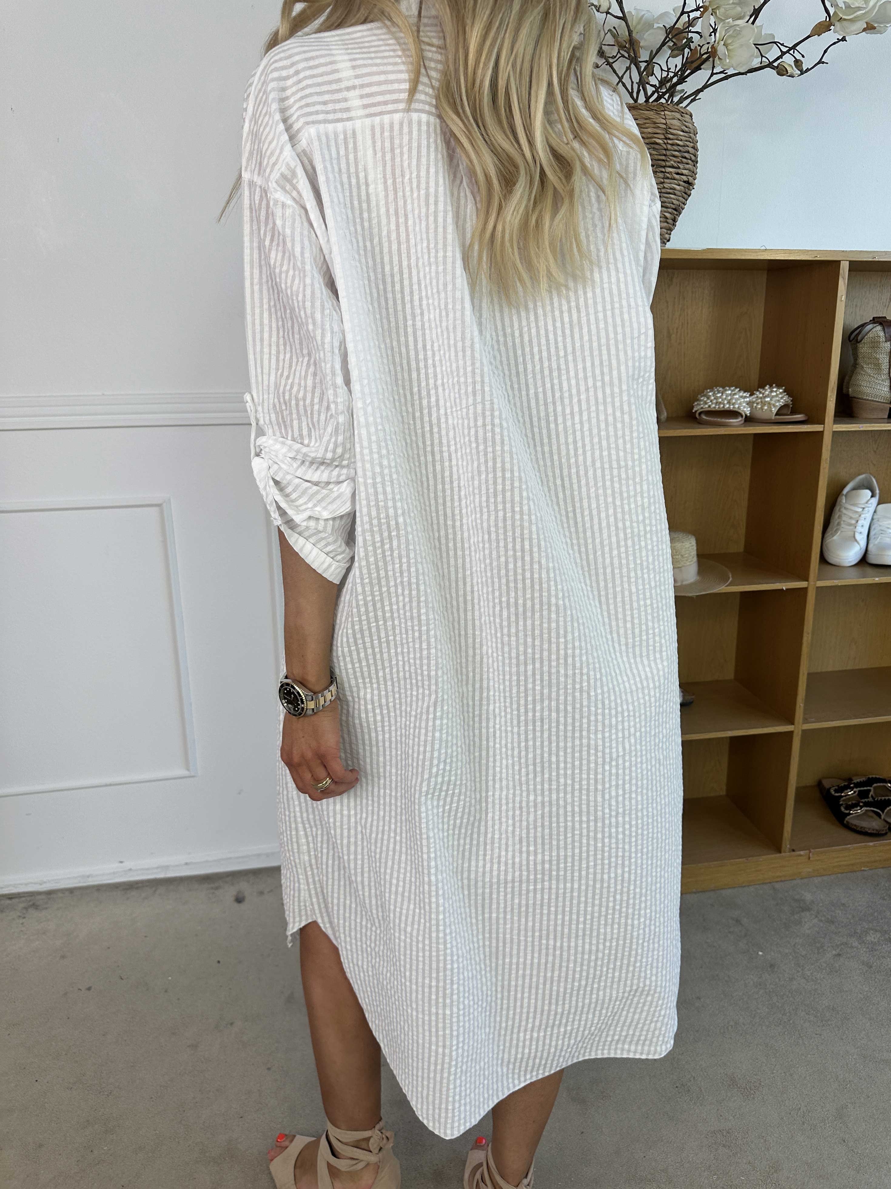 Irena - Lang stribet skjorte i bæk og bølge stof